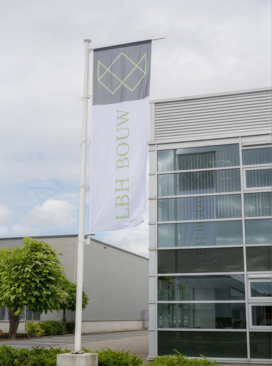 Vlag met het logo van LBH Bouw voor het kantoor in Ter Aar