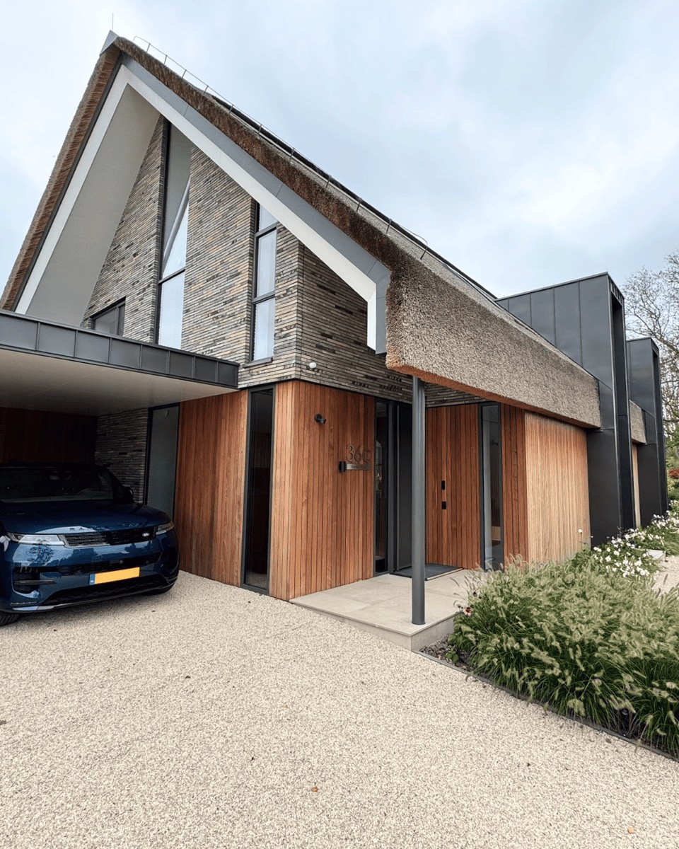 Villa met rieten dak en houten gevelbekleding