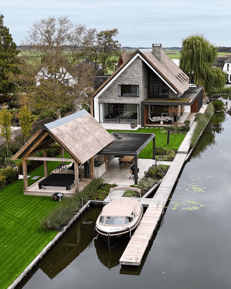 Twee-onder-een-kap woning aan de plas in Ter Aar